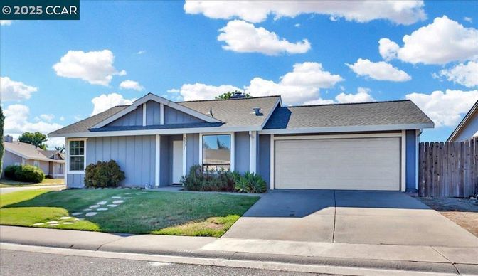 Attached, Exterior, Facade, Ranch