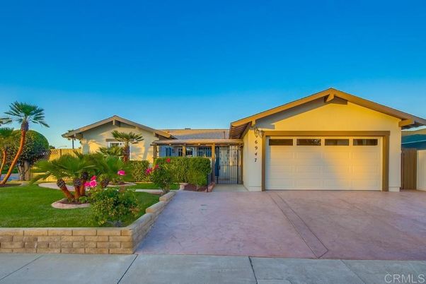 Attached, Exterior, Facade, Ranch