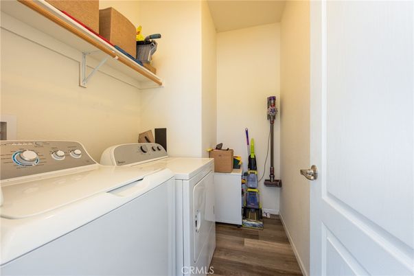 Interior, Washer, Wood Texture Flooring