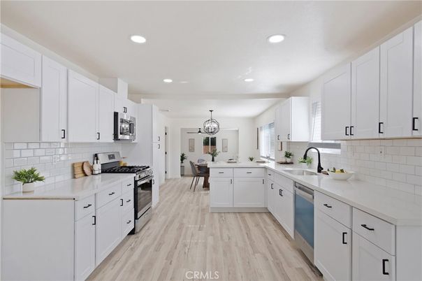 Chandelier, Dining room, Interior, Kitchen, Pendant Lights, Recessed Lighting, Stainless Steel Appliances, Wood Texture Flooring