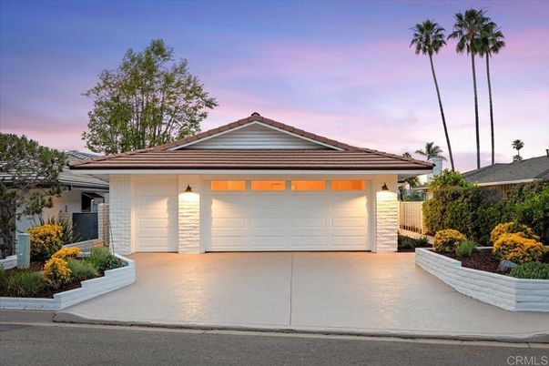 Attached, Exterior, Facade, Ranch