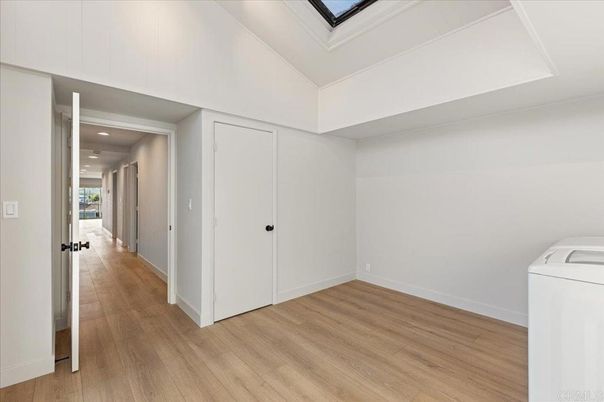 Interior, Recessed Lighting, Washer, Wood Texture Flooring