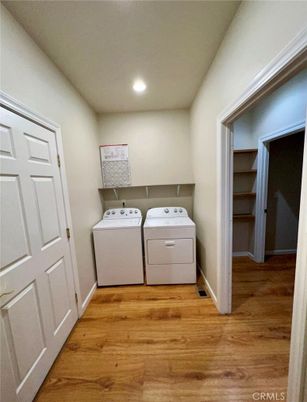 Interior, Recessed Lighting, Washer, Wood Texture Flooring