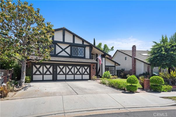 Attached, Exterior, Facade, Tudor Revival