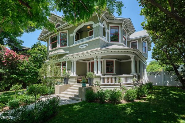 Exterior, Facade, Queen Anne Victorian