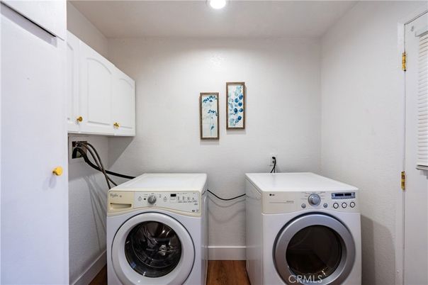 Interior, Recessed Lighting, Washer, Wood Texture Flooring