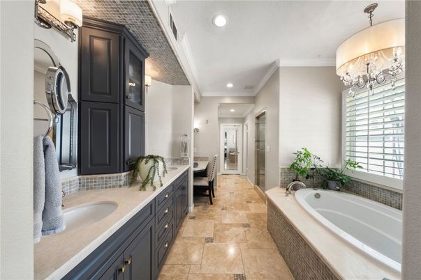 Bathroom, Dual Sink Vanities, Interior, Recessed Lighting