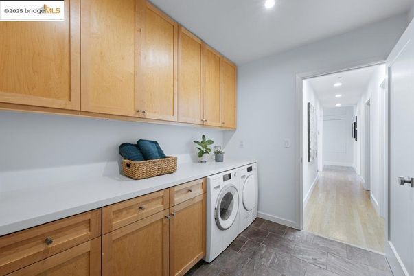 Interior, Recessed Lighting, Washer, Wood Texture Flooring