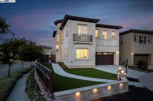 Attached, Exterior, Facade, Mediterranean