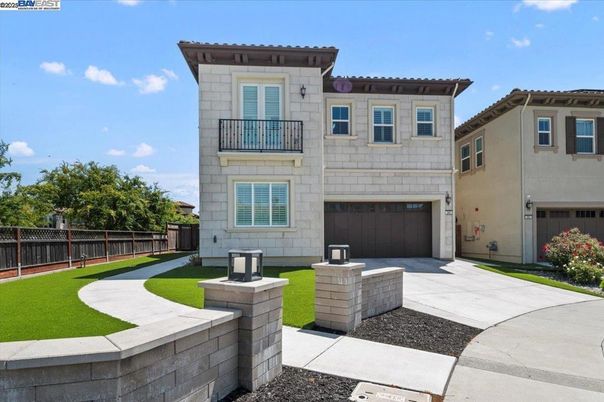 Attached, Exterior, Facade, Mediterranean