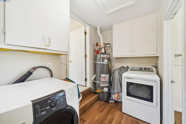 Interior, Washer, Wood Texture Flooring