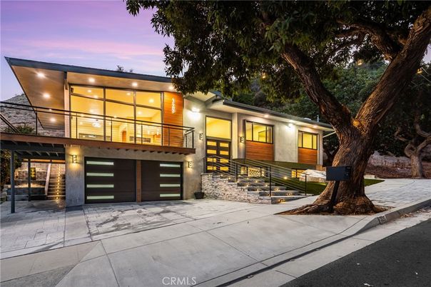 Exterior, Facade, Modern