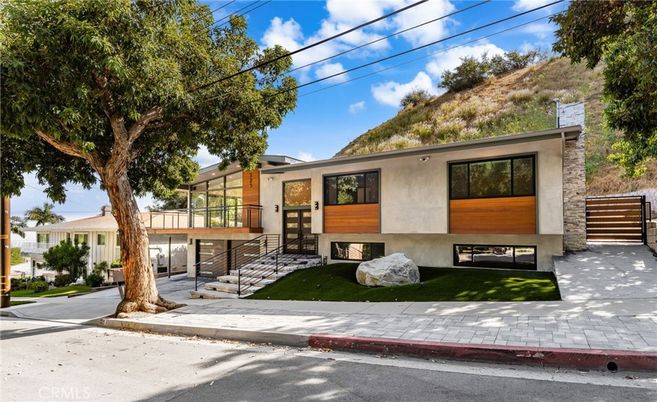 Exterior, Facade, Modern