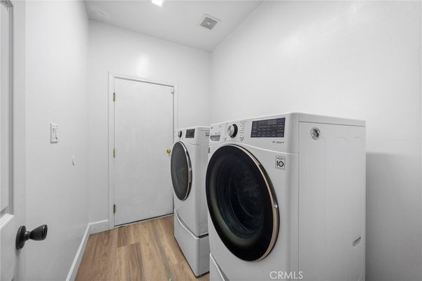 Interior, Recessed Lighting, Washer, Wood Texture Flooring