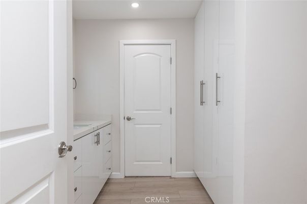 Interior, Recessed Lighting, Washer, Wood Texture Flooring
