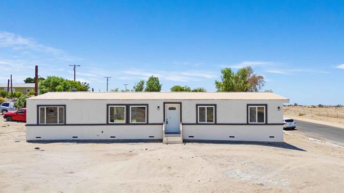 Exterior, Facade, Ranch