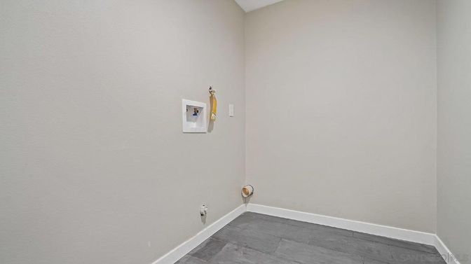 Empty room, Interior