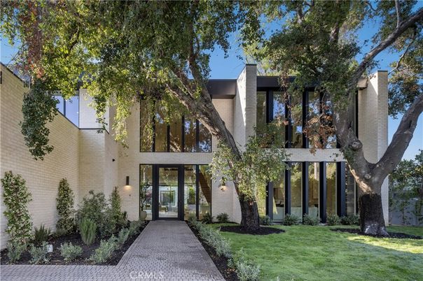 Exterior, Facade, Modern