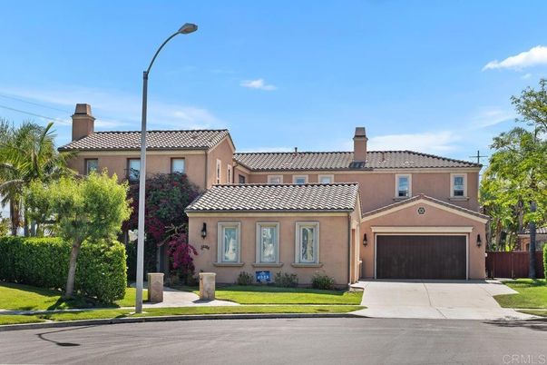 Attached, Exterior, Facade, Mediterranean