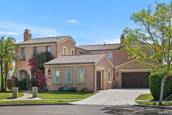Attached, Exterior, Facade, Mediterranean