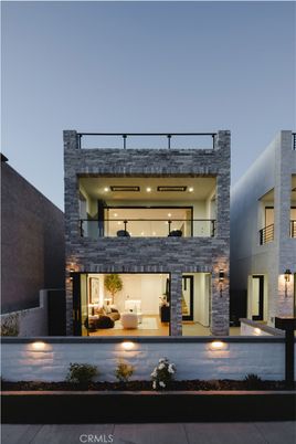 Exterior, Facade, Modern