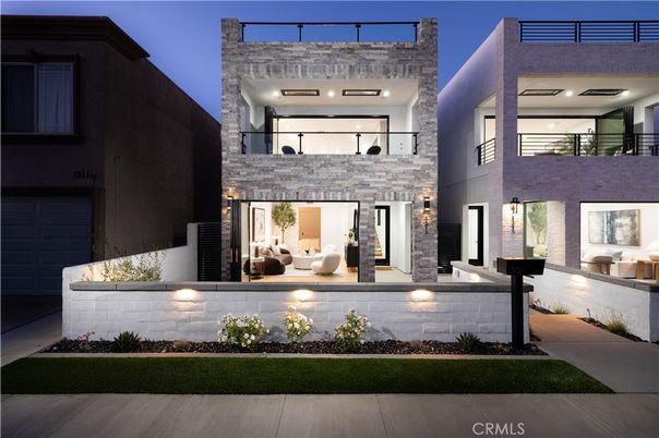 Exterior, Facade, Modern