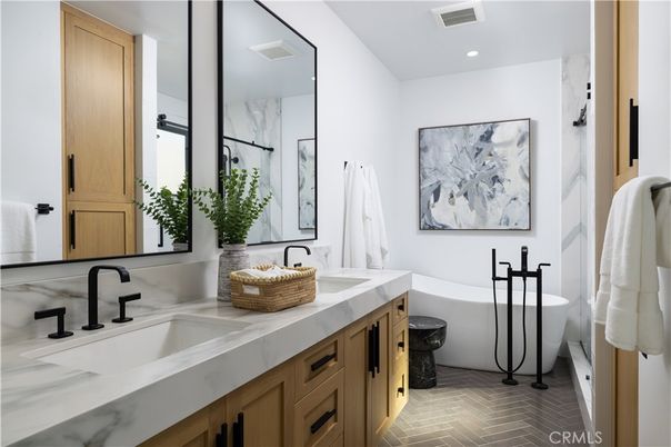 Bathroom, Dual Sink Vanities, Interior, Recessed Lighting