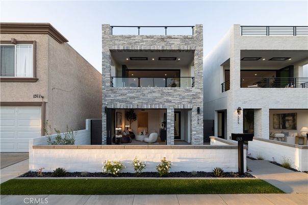 Attached, Exterior, Facade, Modern