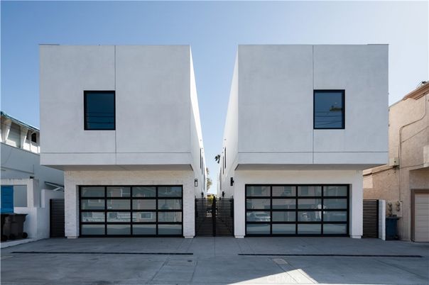 Attached, Exterior, Facade, Modern