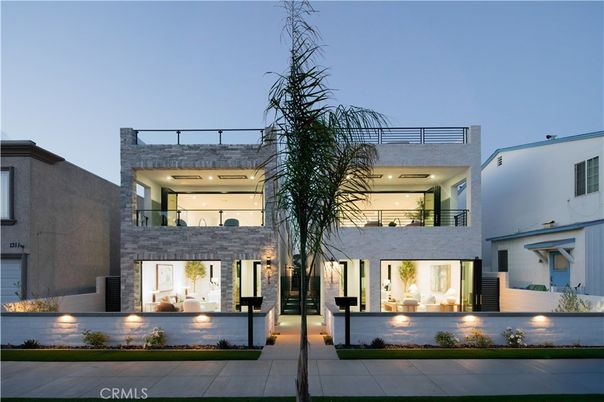 Exterior, Facade, Modern