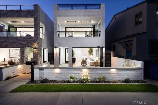 Exterior, Facade, Modern
