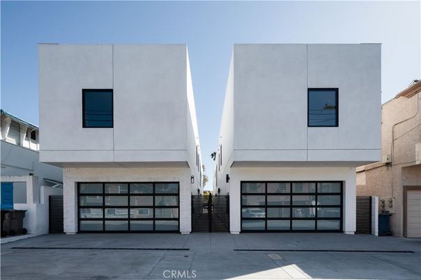 Attached, Exterior, Facade, Modern