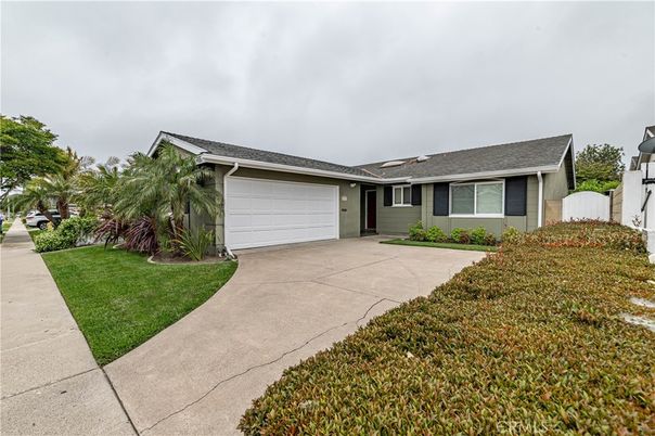 Attached, Exterior, Facade, Ranch
