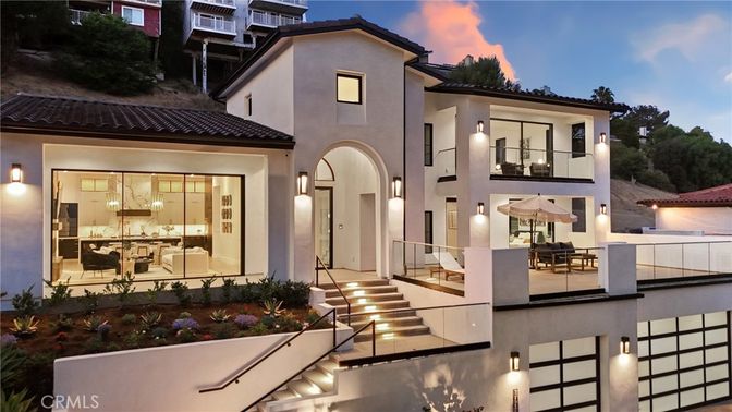 Attached, Exterior, Facade, Mediterranean
