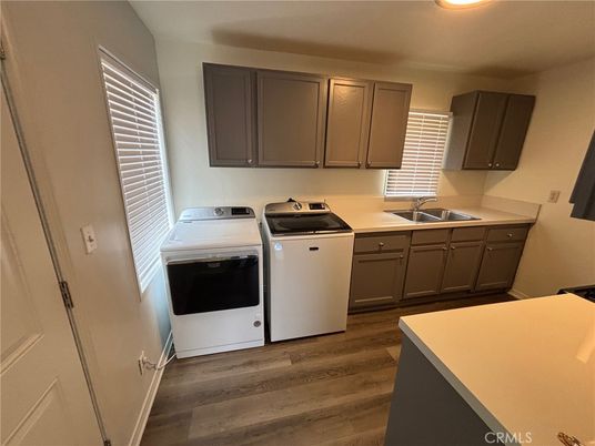 Interior, Washer, Wood Texture Flooring