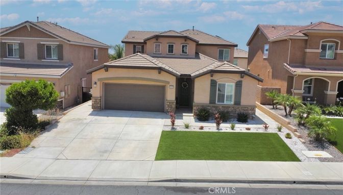 Attached, Exterior, Facade, Mediterranean