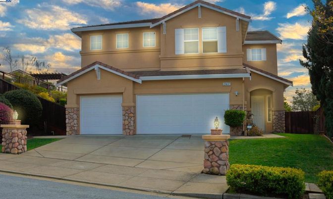 Attached, Exterior, Facade, American Craftsman