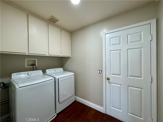 Interior, Recessed Lighting, Washer, Wood Texture Flooring