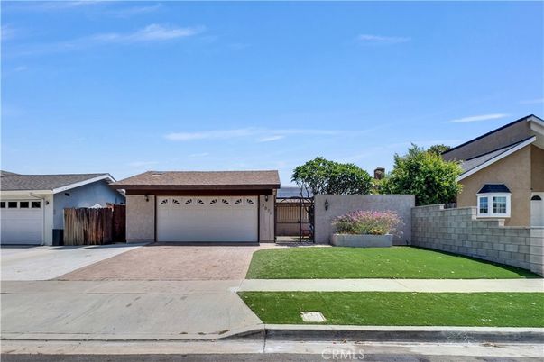 Attached, Exterior, Facade, Ranch