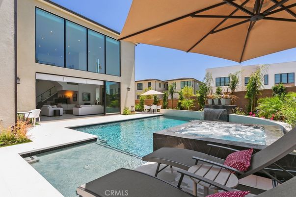 Exterior, Fireplace, Hot Tub, Pool