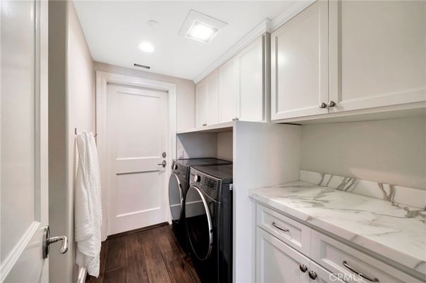 Interior, Recessed Lighting, Washer, Wood Texture Flooring