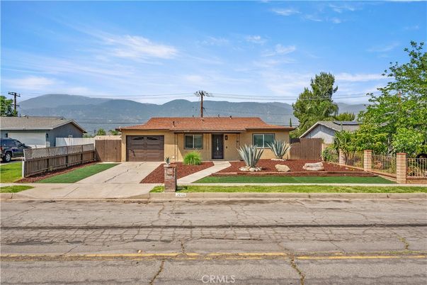 Attached, Exterior, Facade, Ranch
