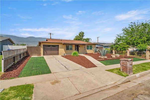 Attached, Exterior, Facade, Ranch
