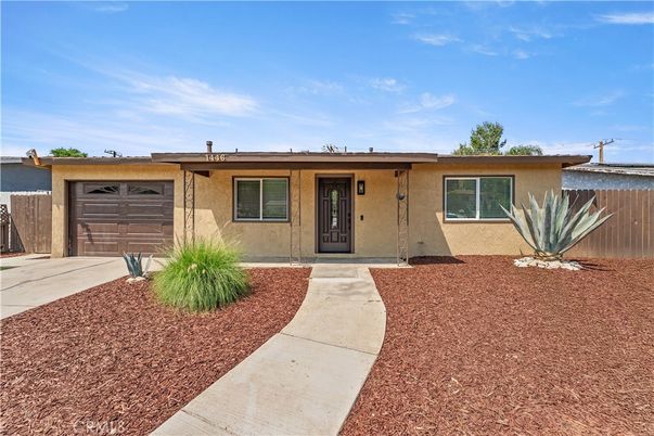 Attached, Exterior, Facade, Ranch