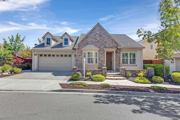 Attached, Exterior, Facade, Brick Traditional