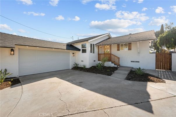Attached, Exterior, Facade, Ranch