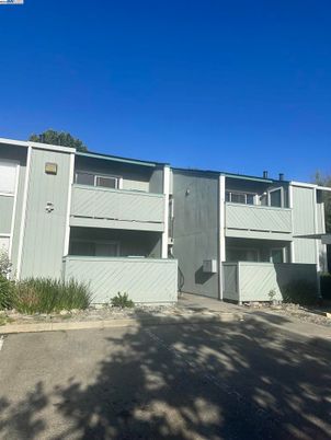 Exterior, Facade, Modern