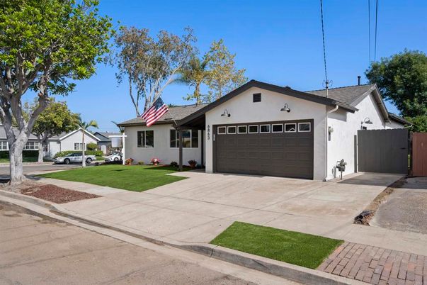 Attached, Exterior, Facade, Ranch