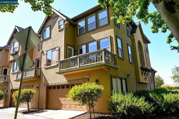 Attached, Exterior, Facade, Rowhouse