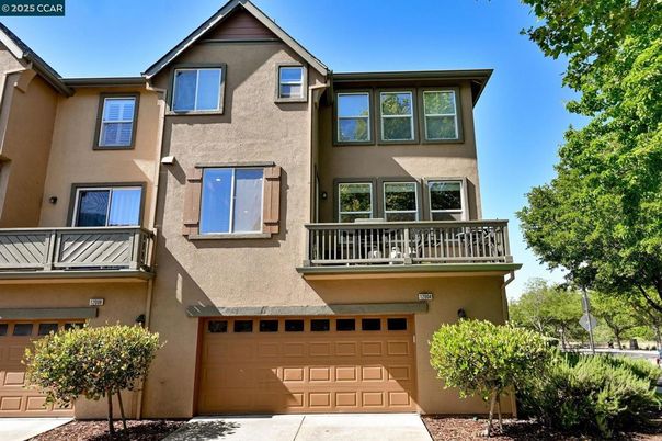 Attached, Exterior, Facade, Rowhouse